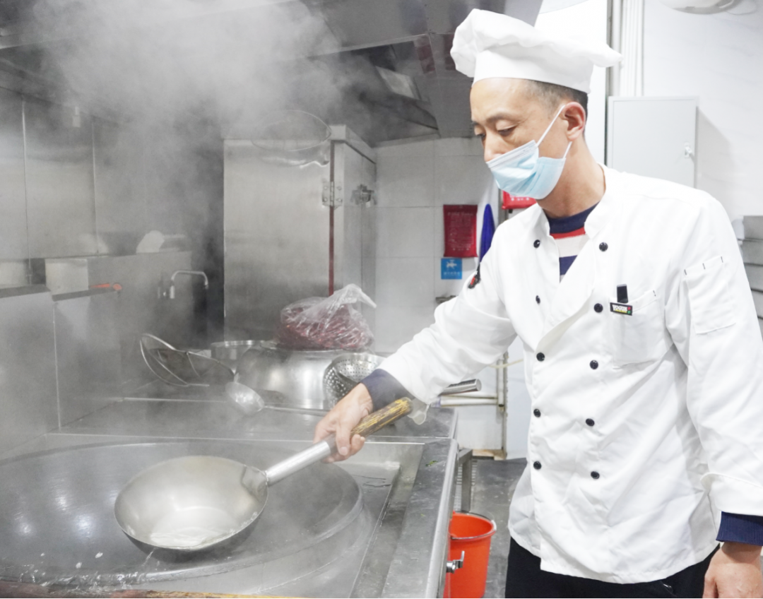 【中国尊龙官方药业30周年人物专访】同心30载 同行中国尊龙官方人——（三十三）杨义：让大家吃饱吃好 全身心投入到工作中